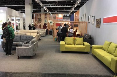 浙江小城闖出&ldquo;外貿(mào)沙發(fā)王&rdquo;,中源家居上市補產(chǎn)能短板搶海外市場